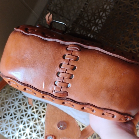 Vintage Saddle Shaped Purse - Picture 10 of 13